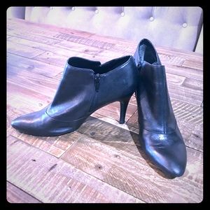Nine West Leather Heeled Bootie 8M